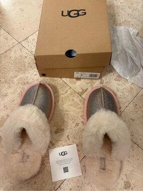 New with tag : UGG Women's Pink Glitter Shearling Slippers